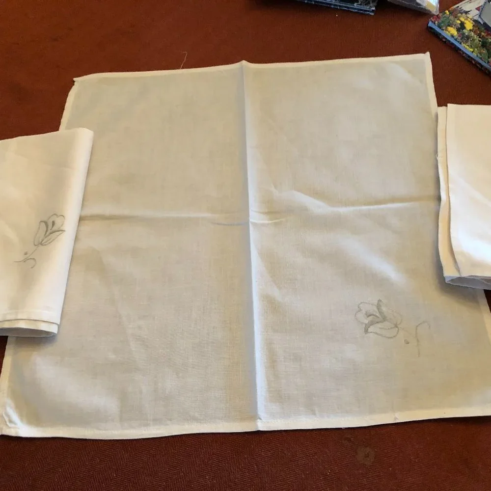 NATURAL MUSLIN W/EMBROIDERED GREY ROSE  3 TABLE NAPKINS 15
